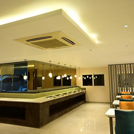 Sterling Keys By Tgi Hotel Bangalore Buitenkant foto