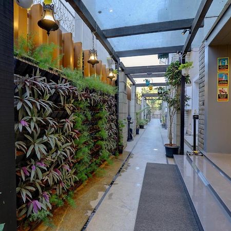 Sterling Keys By Tgi Hotel Bangalore Buitenkant foto