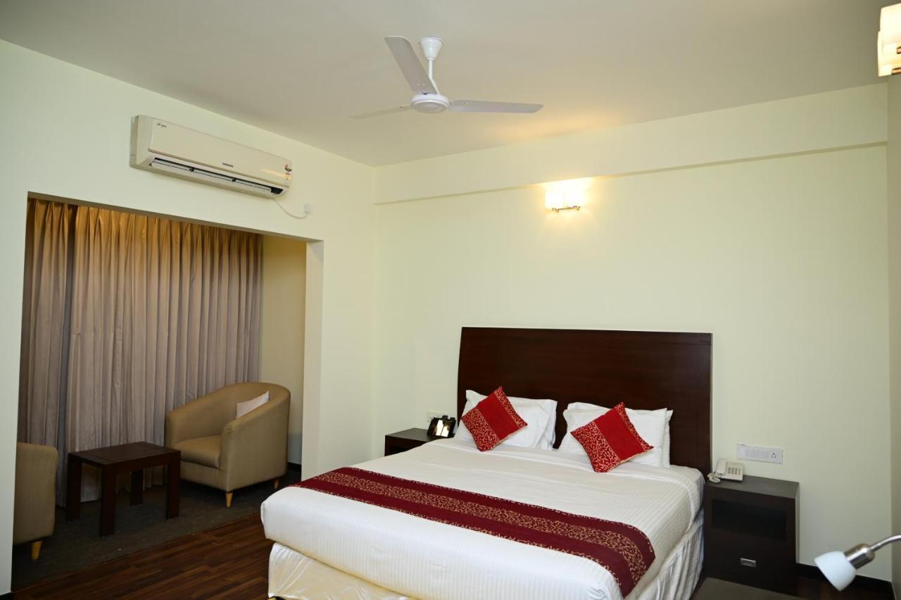 Sterling Keys By Tgi Hotel Bangalore Buitenkant foto