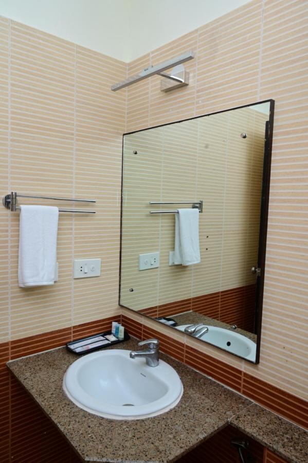 Sterling Keys By Tgi Hotel Bangalore Buitenkant foto