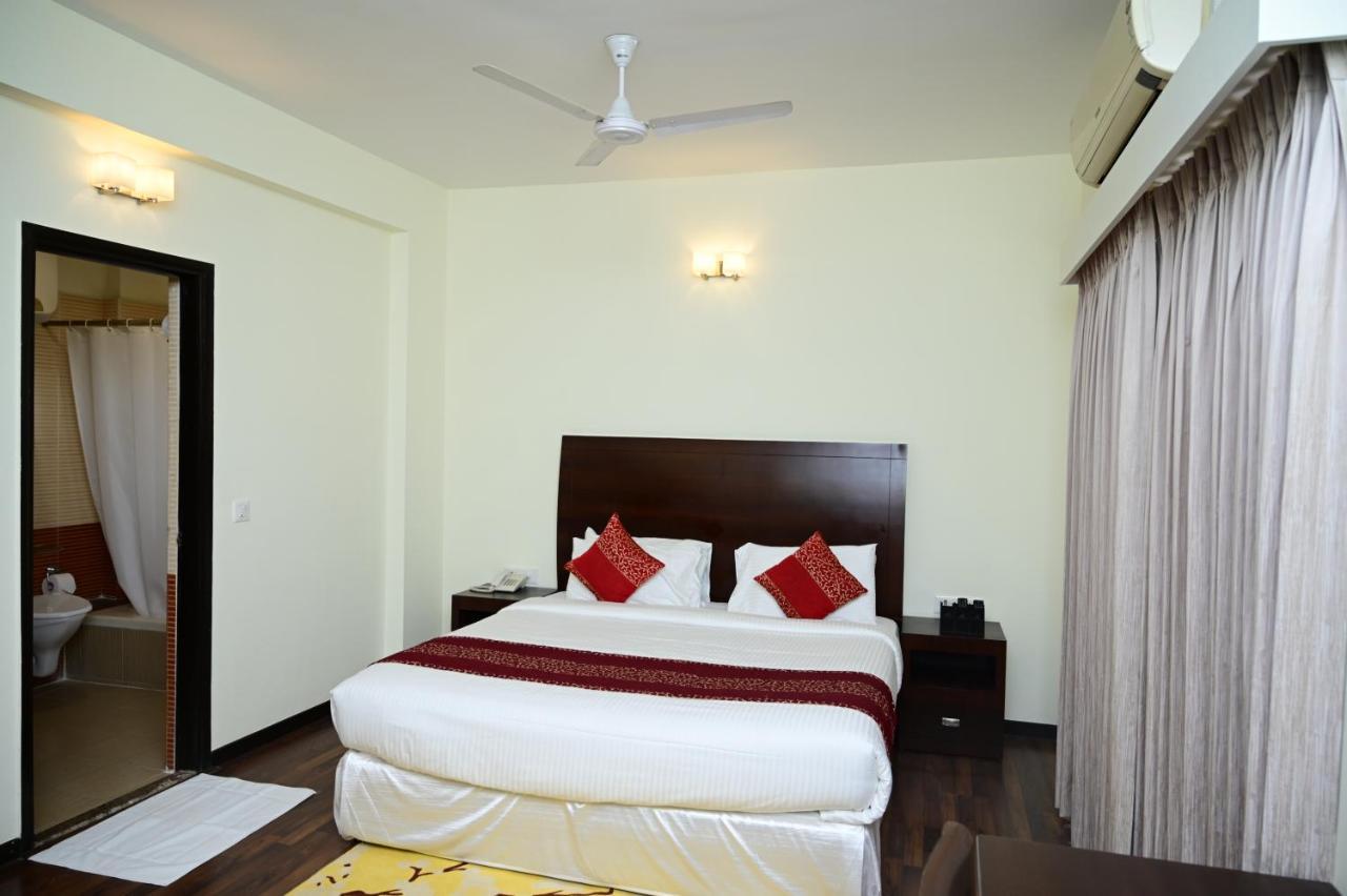 Sterling Keys By Tgi Hotel Bangalore Buitenkant foto
