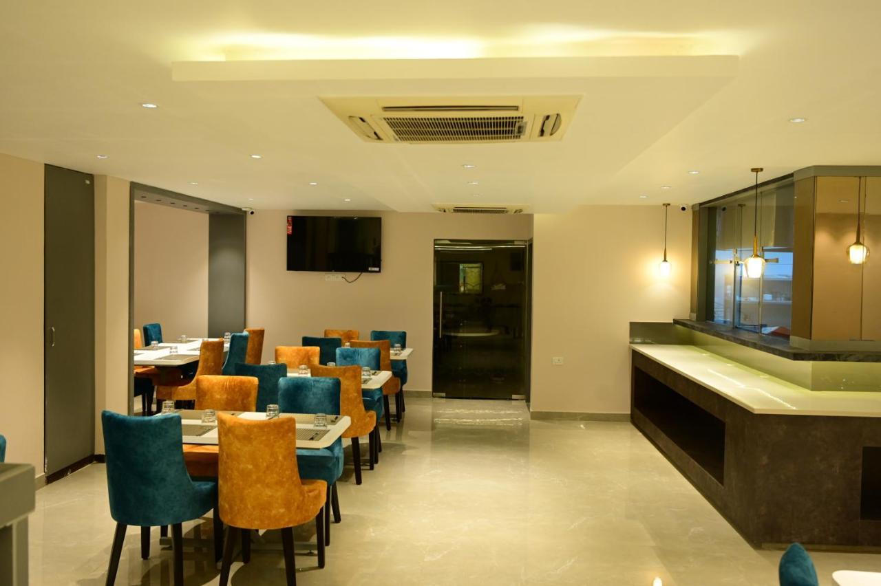 Sterling Keys By Tgi Hotel Bangalore Buitenkant foto
