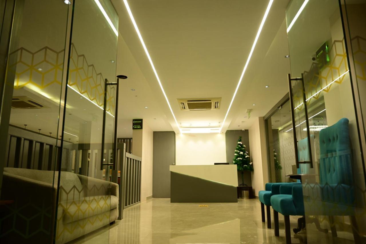 Sterling Keys By Tgi Hotel Bangalore Buitenkant foto