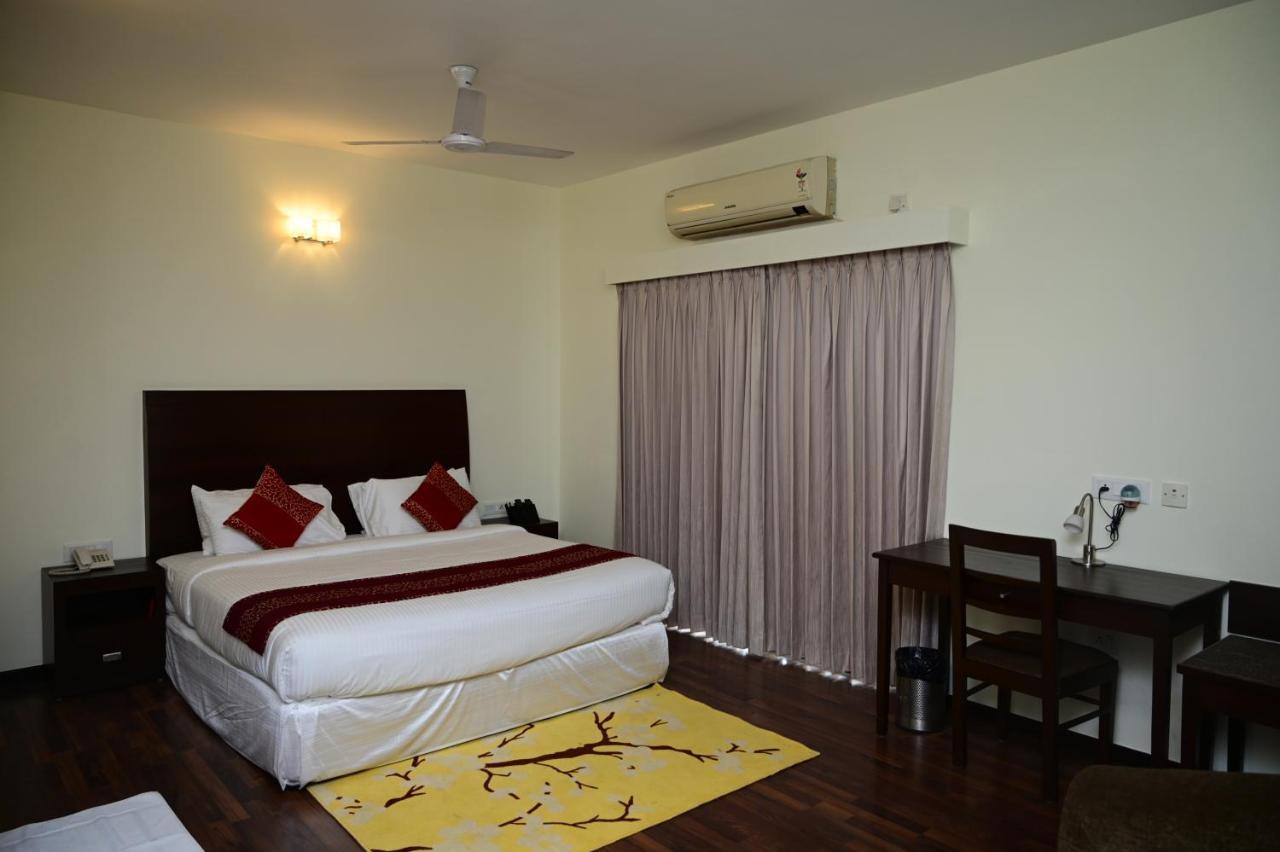 Sterling Keys By Tgi Hotel Bangalore Buitenkant foto