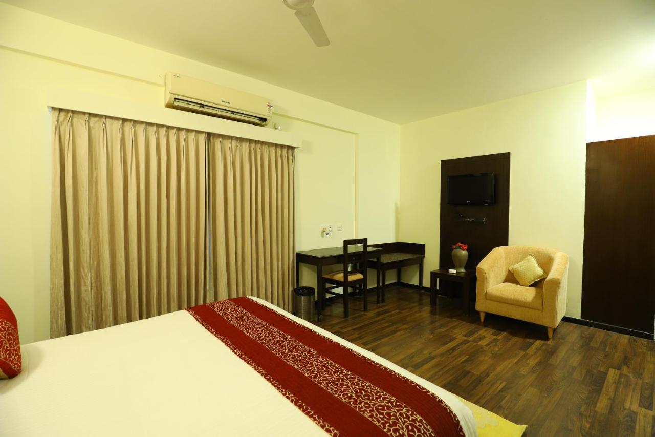 Sterling Keys By Tgi Hotel Bangalore Buitenkant foto